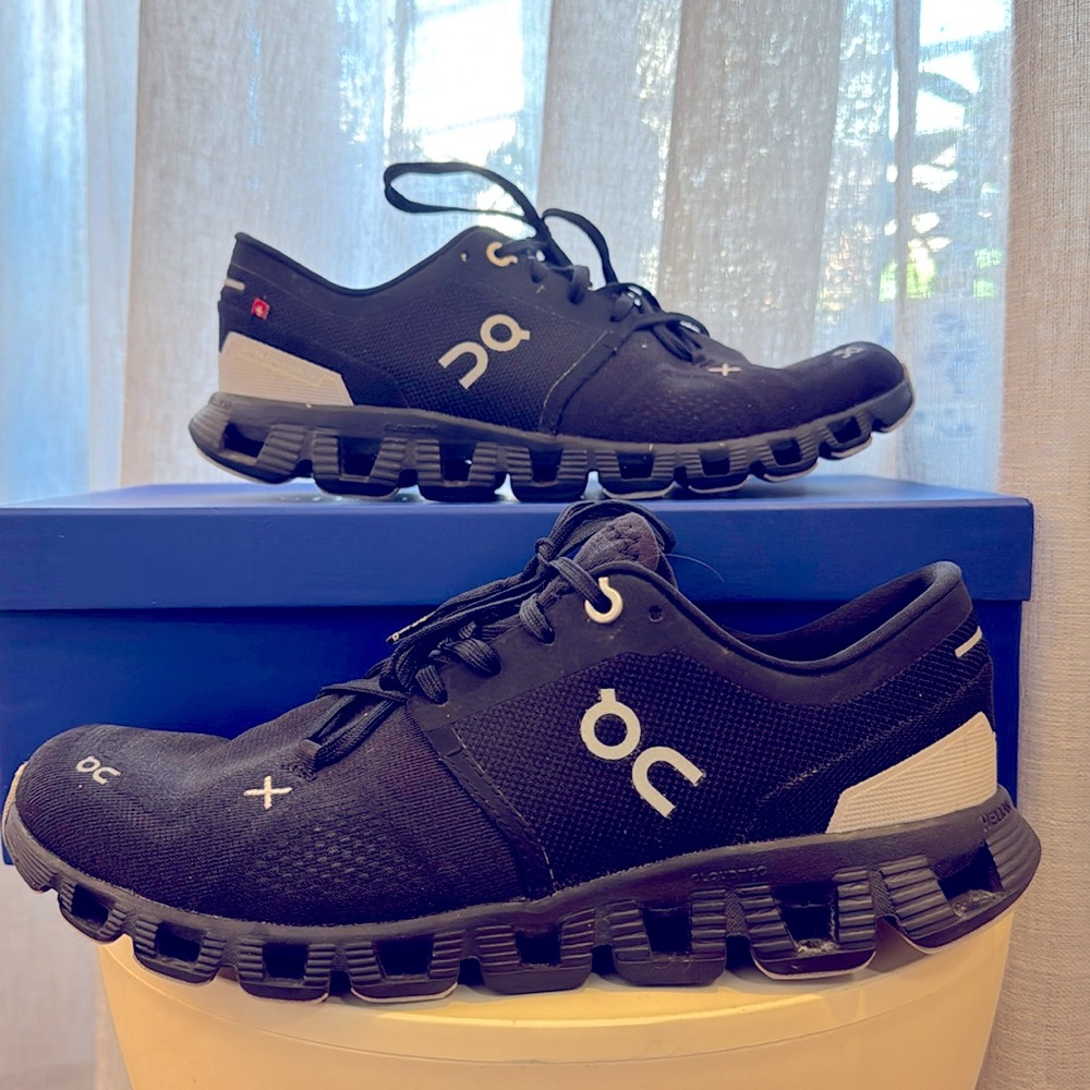 On Running Cloud X shoes, Women’s 9, Black